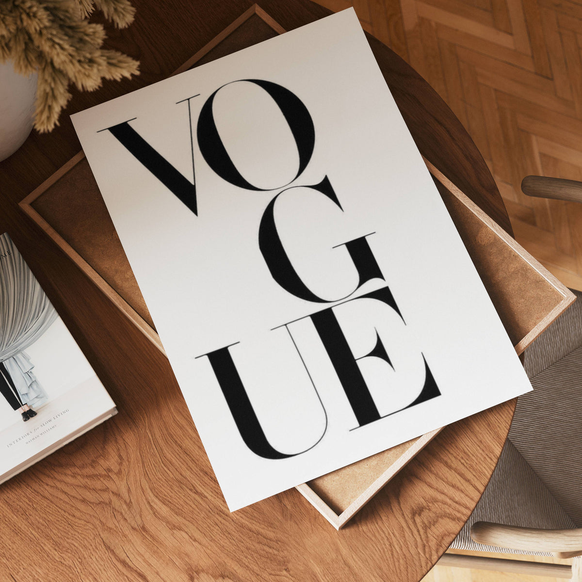 Vogue Letters poster visad rakt fram – Bozetto affisch i hög tryckkvalitet i hög tryckkvalitet