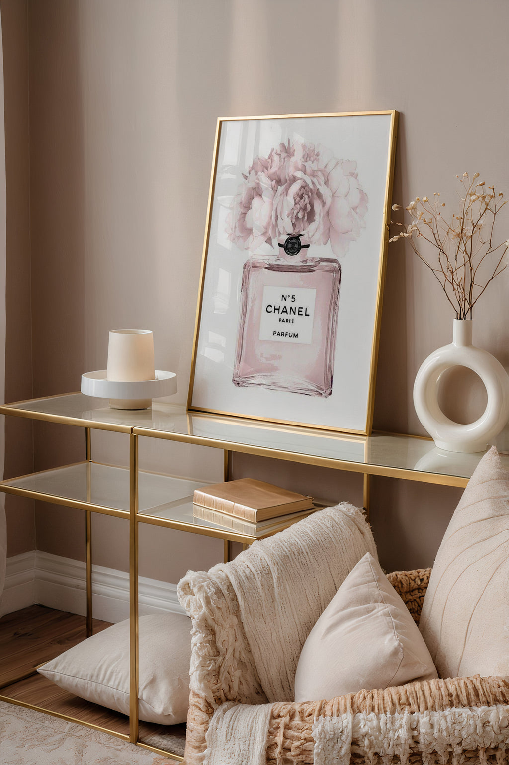 Väggmockup av Chanel Bloom affisch på ljus tegelvägg – Bozetto konsttryck i hög tryckkvalitet