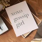 Gossip Girl poster visad rakt fram – Bozetto affisch i hög tryckkvalitet i hög tryckkvalitet