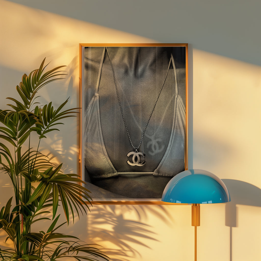 Väggmockup av Chanel Essence affisch på ljus tegelvägg – Bozetto konsttryck i hög tryckkvalitet