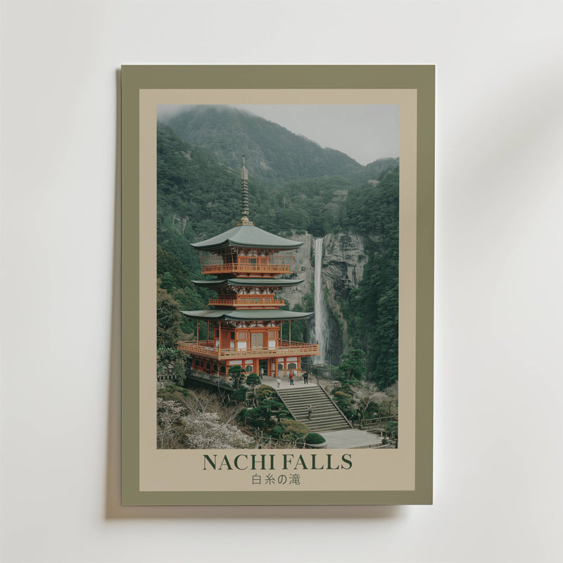 Bozetto Nachi Falls Japanese Waterfall Poster visar ett inramat foto av Seiganto-ji Temple vid Nachi Falls, omgiven av grönska och berg, med texten "Nachi Falls" och japanska tecken som hyllar japansk arkitektur.