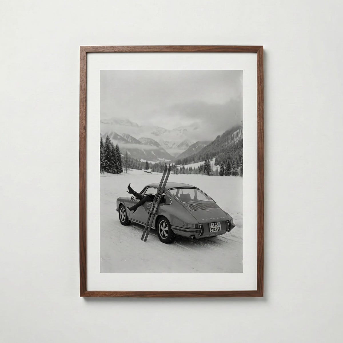 Alpine Escape Noir poster visad rakt fram – Bozetto affisch i hög tryckkvalitet i hög tryckkvalitet