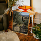 Marco Ricci Podere San Giorgio Toscana Poster – toskansk landsväg kantad av cypresser och vingårdar