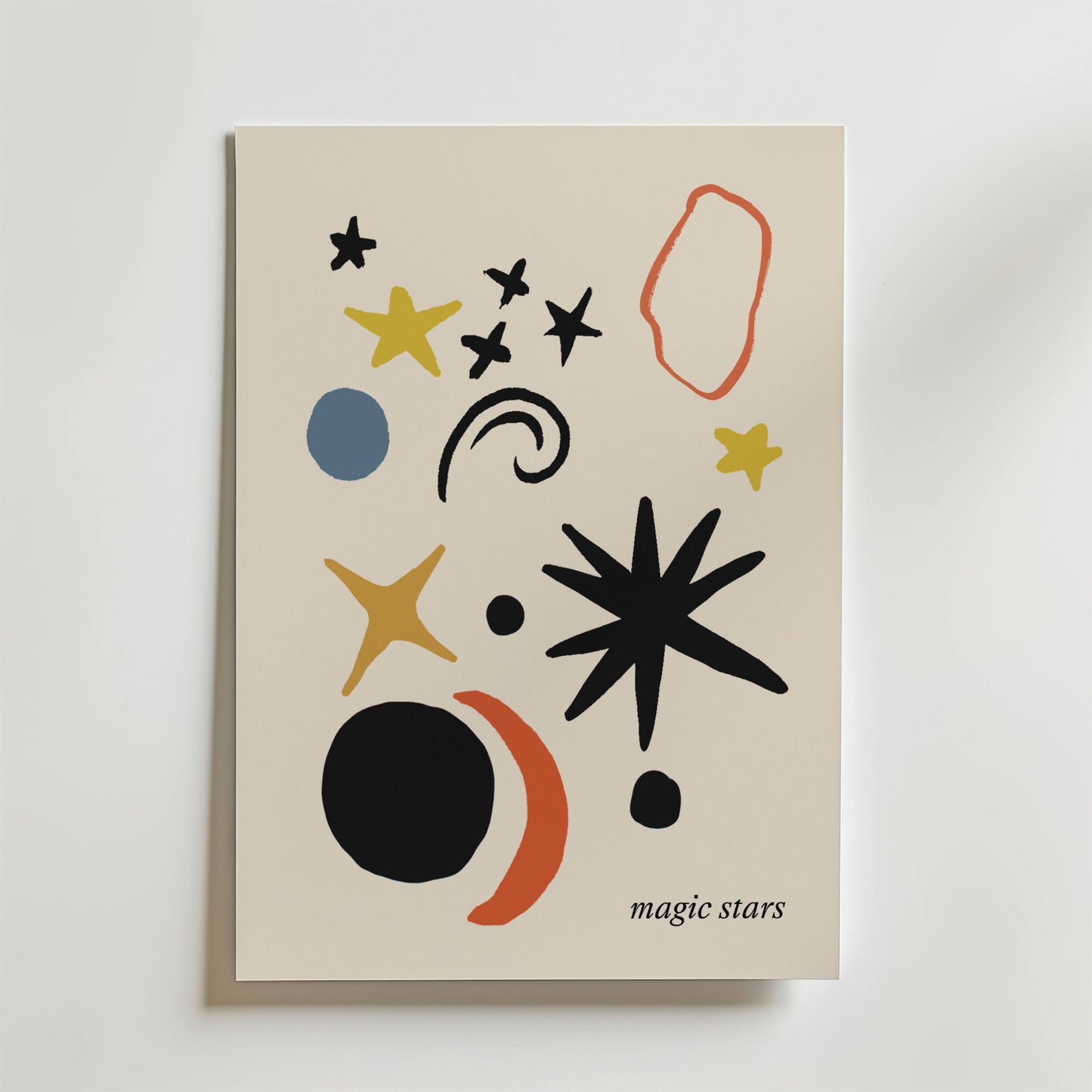 Celestial Rhythm Poster by Bozetto har en minimalistisk natthimmel-design med abstrakta stjärnor, cirklar, virvlar och böjda linjer i svart, guld, blått och orange samt "magic stars" i nedre högra hörnet.