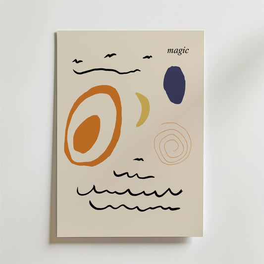 Postern Magic Horizon från Bozetto har abstrakta orange, gula och marinblå former med vågiga svarta linjer, spiraler, flygande fåglar och "magic" i det övre högra hörnet - allt inspirerat av naturens rytm på en ljus bakgrund.