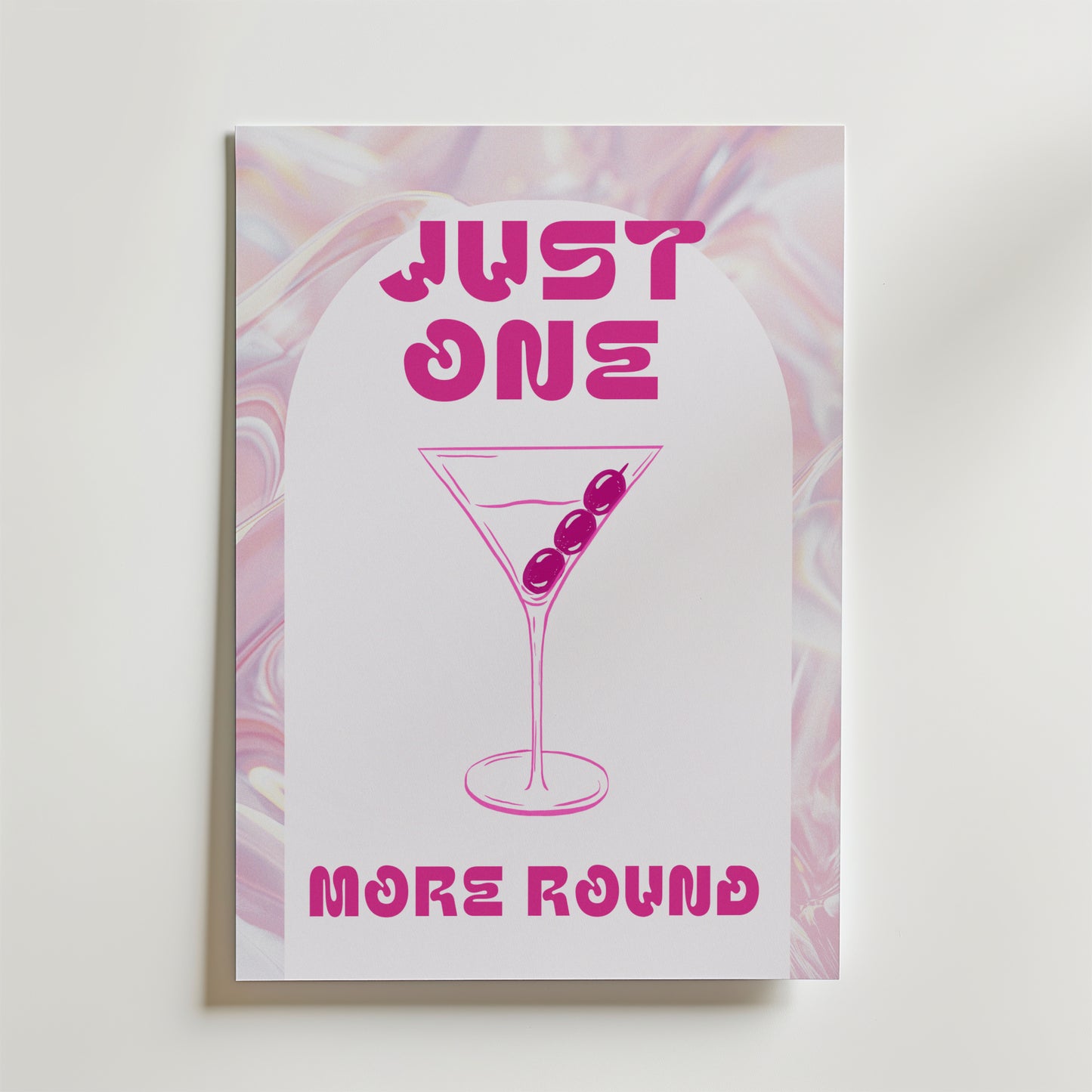 Bozetto Just One More Round Poster föreställer ett rosa martiniglas med fyra oliver, fet rosa text och en pastellfärgad virvlad bakgrund - en perfekt present och inspiration för din barinredning.