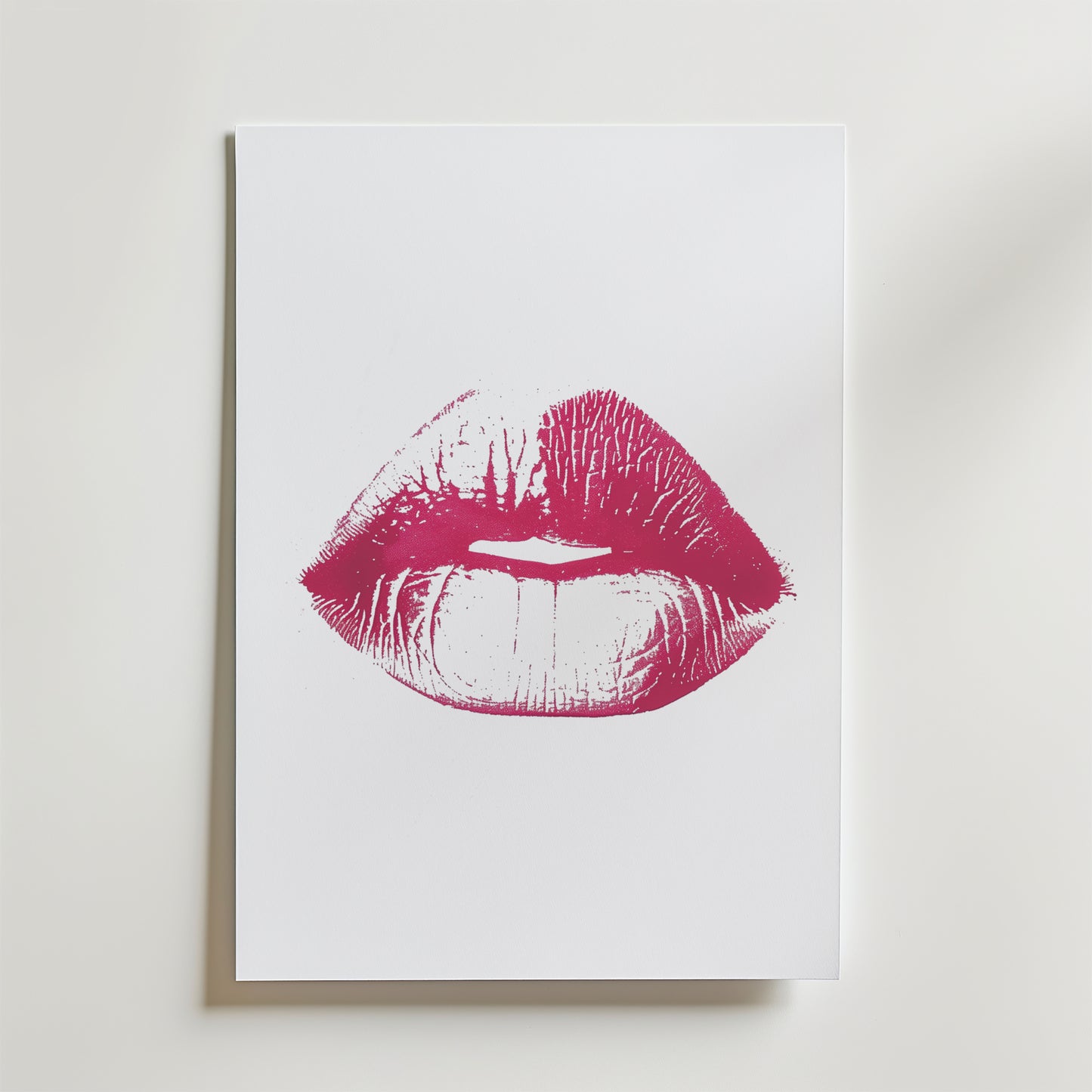 Bozetto Pink Kiss Print Poster har ett tryck av ett rosa läppstift på vit botten, perfekt som popkonst poster eller väggdekor sovrum.