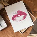 Pink Kiss Print poster i olika storlekar – köp enkelt hos Bozetto i hög kvalitet