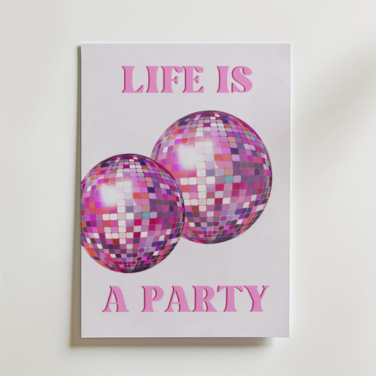Life Is a Party Poster by Bozetto föreställer två glänsande lila och rosa discobollar med den rosa frasen "LIFE IS A PARTY" på en vit bakgrund.