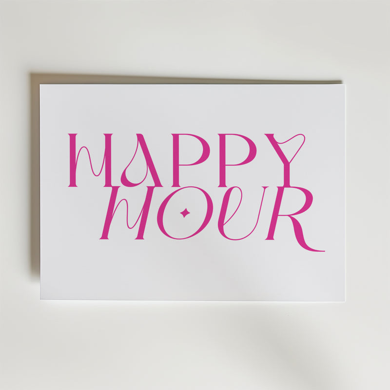 Bozetto Happy Hour Poster har djärva, lekfulla rosa bokstäver med hjärt- och diamantdetaljer som ger glamorös 90-tals inredningskänsla till ditt rum.