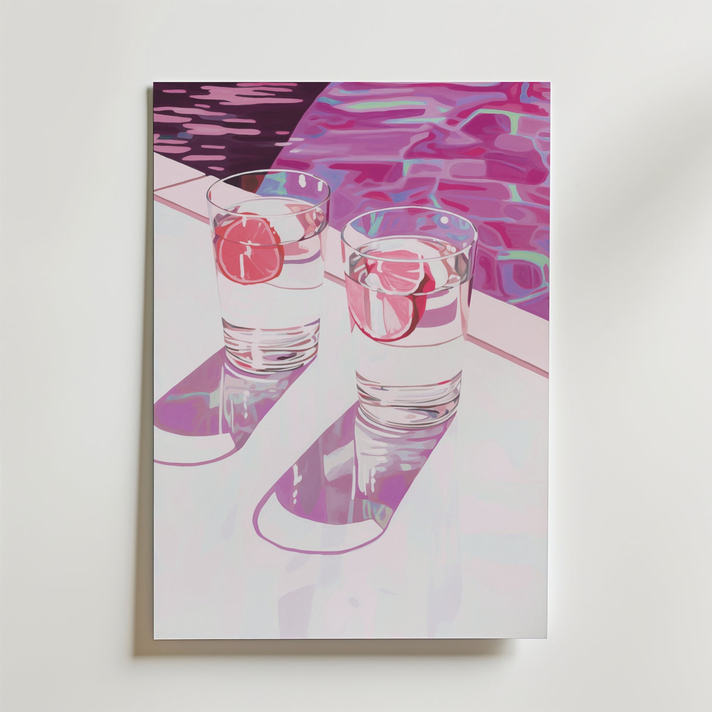 Bozetto Poolside Drinks Poster visar två glas citronvatten på ett vitt bord vid poolen, deras långa skuggor kastas mot det porlande blålila vattnet och framkallar polerad elegans och nostalgiska sommarvibbar.