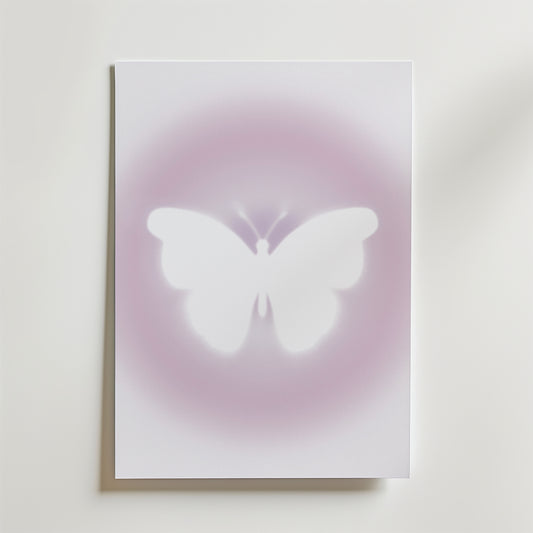 Bozetto's Soft Glow Butterfly Poster visar en vit fjäril i silhuett centrerad mot en ljus, minimalistisk bakgrund med drömskt rosa-lila sken.
