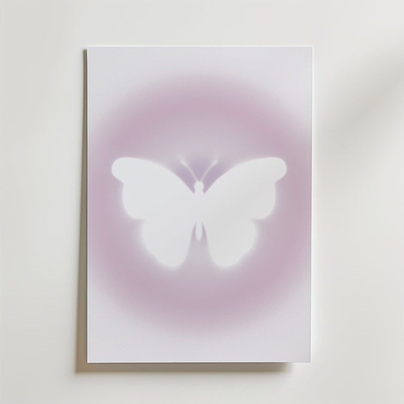 Bozetto's Soft Glow Butterfly Poster visar en vit fjäril i silhuett centrerad mot en ljus, minimalistisk bakgrund med drömskt rosa-lila sken.