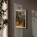Marco Ricci Salita Serbelloni Bellagio Poster – blomstersmyckad stentrappa i Bellagio vid Comosjön