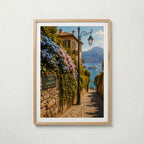 Marco Ricci Salita Serbelloni Bellagio Poster – blomstersmyckad stentrappa i Bellagio vid Comosjön