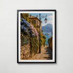 Marco Ricci Salita Serbelloni Bellagio Poster – blomstersmyckad stentrappa i Bellagio vid Comosjön