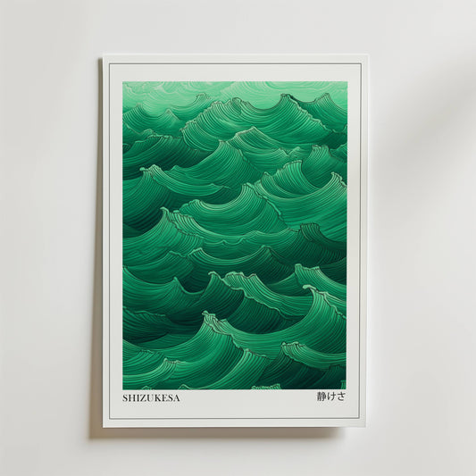 Bozetto Shizukesa Poster har stiliserade gröna vågmotiv i en japanskinspirerad design, SHIZUKESA text med japanska tecken under, och visas inramad mot en vit vägg.