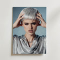 Silver Edge Poster – fashionporträtt av kvinna med platinablont pixie-klipp och silverglansig outfit