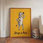 Stripe a Pose Poster – i rum 5