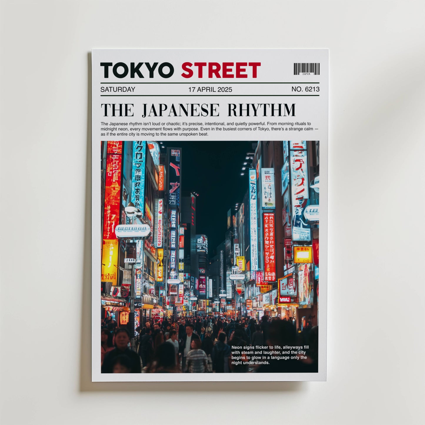 Japanese Rhythm Poster från Bozetto visar en livlig Shinjuku-natt när folkmassor rör sig under livliga neonskyltar och skyltar, och fångar Tokyos dynamiska nattliv i en slående visuell komposition.