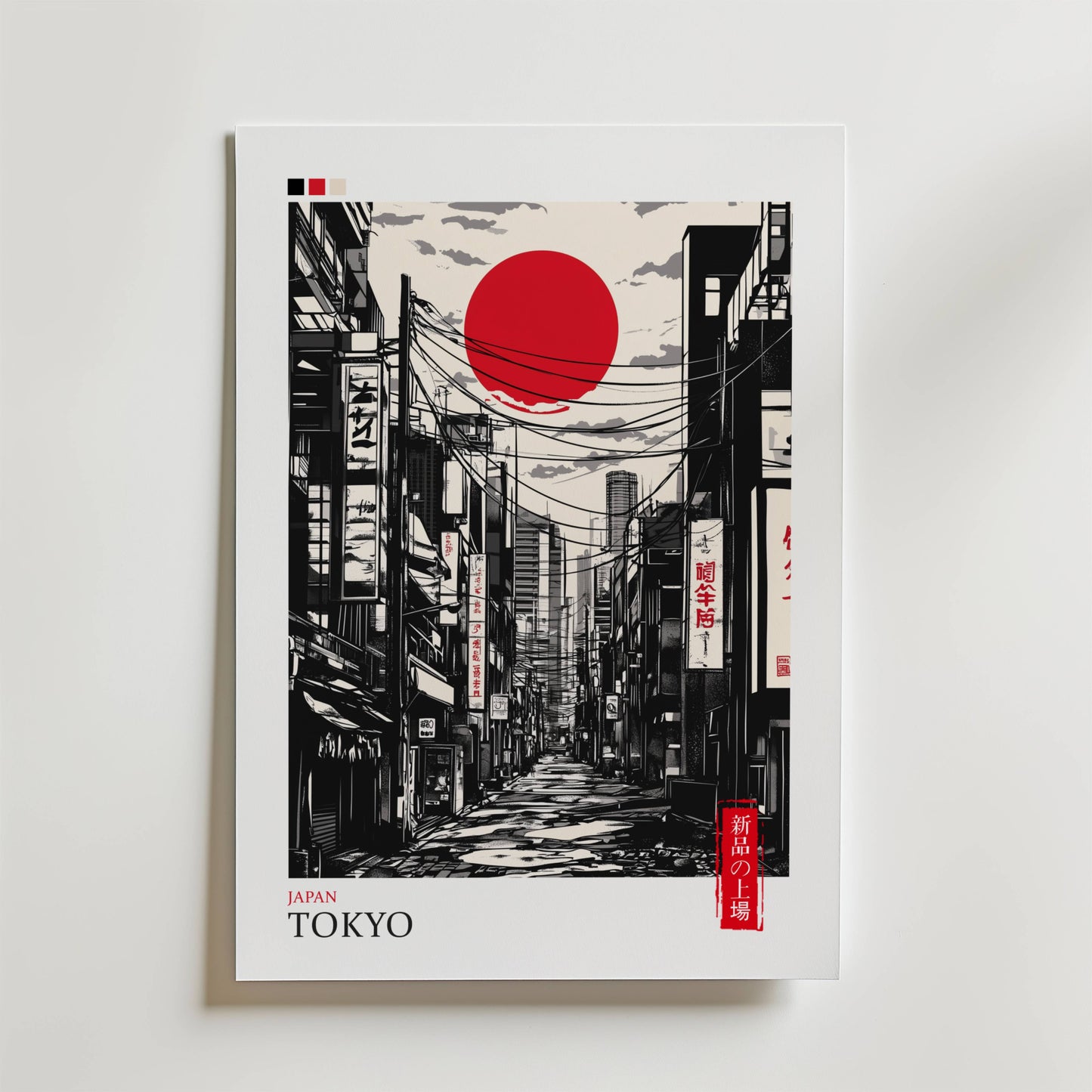 Bozetto Tokyo Street Poster har en stiliserad Tokyo-scen med höga byggnader, skuggor, luftledningar, japanska skyltar och en stark röd sol. "TOKYO" och japansk text visas längst ner och framkallar stadens anda.