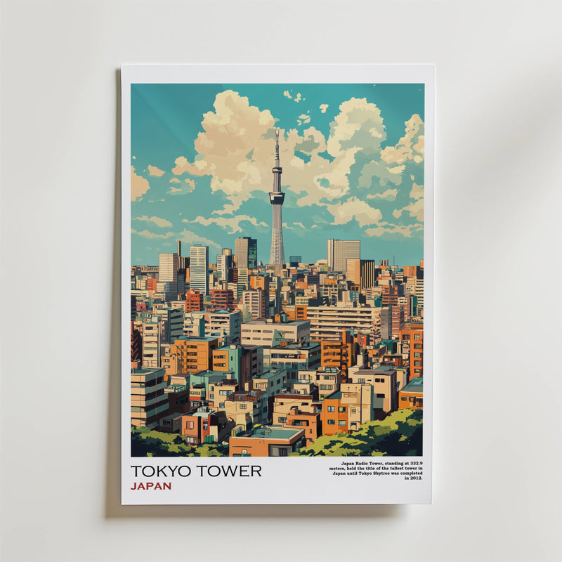 Bozetto Tokyo Tower Poster har en livfull illustration av Tokyo Tower som reser sig över en färgstark stadsbild med en ljusblå himmel och fluffiga moln. "Tokyo Tower, Japan" är tryckt längst ner.