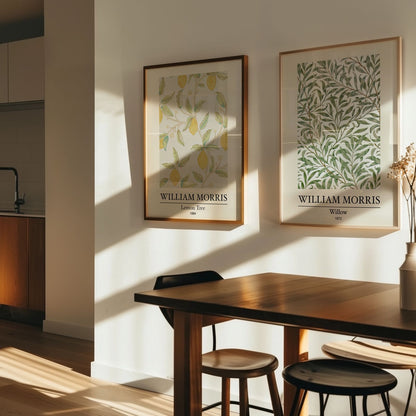 En matplats med ett träbord, solljus och två Bozetto "Bundle 2-pack William Morris No. 1"-posters - "Lime Tree" och "Willow" - ger den vita väggen en klassisk elegans.