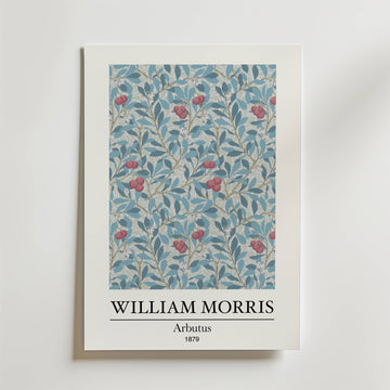 Bozetto William Morris Arbutus Poster visar ett blåblommigt mönster med gröna blad och röda bär på en blå bakgrund och har texten WILLIAM MORRIS, Arbutus och 1879 i svart under motivet.