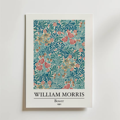 Bozetto William Morris Bower Poster har ett blommigt och lummigt print i blått, rosa, grönt och beige som hyllar naturens skönhet med texten "WILLIAM MORRIS Bower 1881" nedanför på en vit bakgrund.