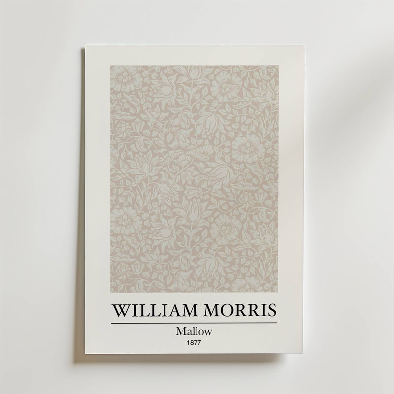 Bozetto William Morris Mallow Poster visar ett blommönster i mjuka blått och rosa nyanser med "WILLIAM MORRIS Mallow 1877" under, som hyllar naturens skönhet på en vit bakgrund.