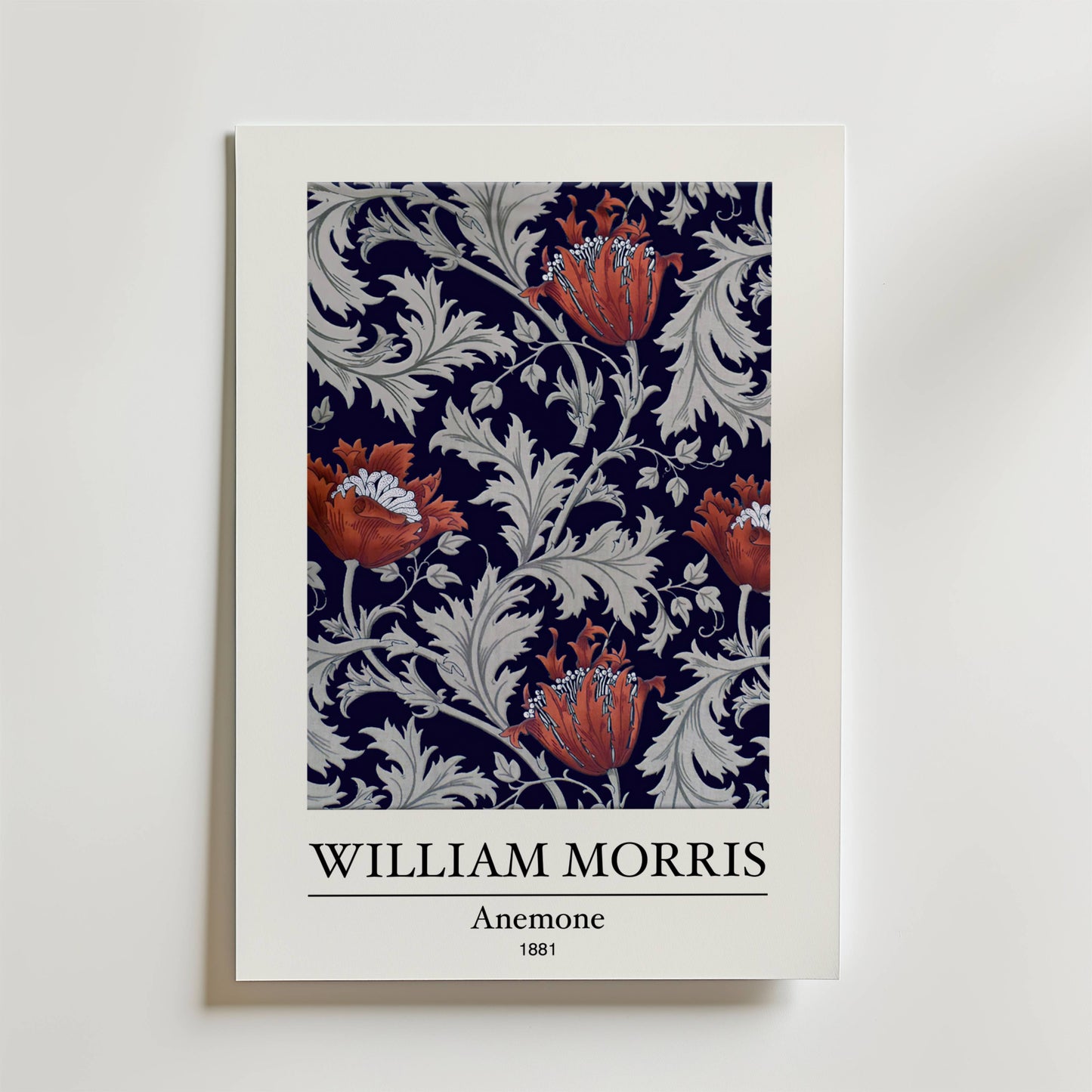 William Morris Anemone Poster by Bozetto föreställer röda blommor och silvergrå blad med djupblå skuggor på en mörk bakgrund, med text nedanför som visar konstnärens namn och detaljer om konstverket.