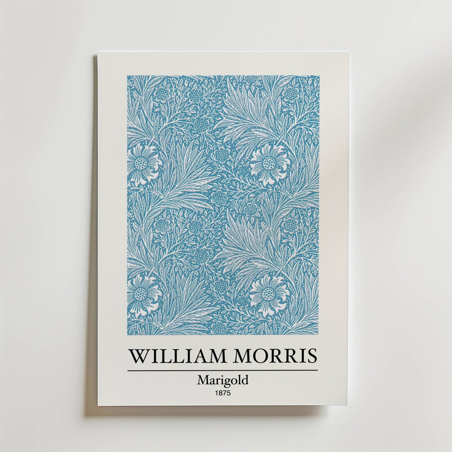Bozetto William Morris Marigold Poster föreställer Morris Marigold design från 1875 med tidlös skönhet och intrikat blå toner. Texten nedan lyder: WILLIAM MORRIS, Marigold, 1875.