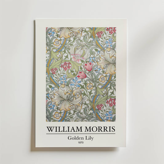 William Morris Golden Lily Poster från Bozetto visar den ikoniska blomsterdesignen från 1870 med liljor i grönt, blått, gult och rött på vit botten. "WILLIAM MORRIS Golden Lily 1870" är tryckt under det intrikata mönstret.