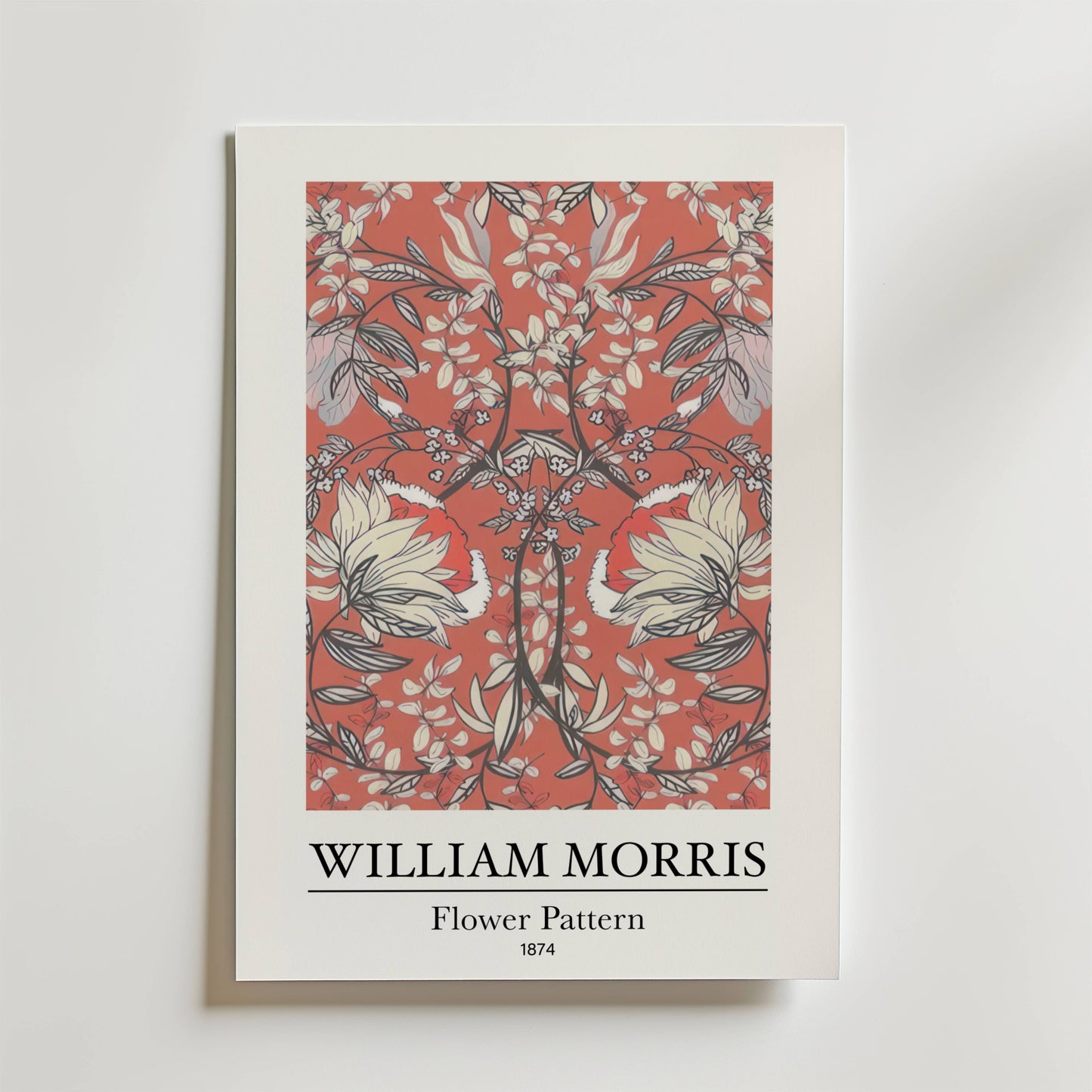 Bozetto William Morris Flower Pattern Poster visar ett krämfärgat, svart och vitt blommotiv på en dämpad röd bakgrund som för tankarna till Morris stil - perfekt för en tidlös inredning. Text: WILLIAM MORRIS-Blommönster-1874.