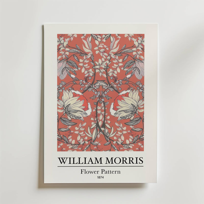 Bozetto William Morris Flower Pattern Poster visar ett krämfärgat, svart och vitt blommotiv på en dämpad röd bakgrund som för tankarna till Morris stil - perfekt för en tidlös inredning. Text: WILLIAM MORRIS-Blommönster-1874.