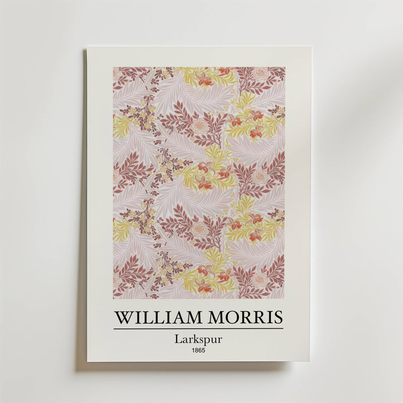 Bozetto William Morris Larkspur Poster föreställer en blommig design i rosa, gult och rött, inspirerad av naturens skönhet, med "William Morris", titeln "Larkspur" och årtalet 1865 tryckt under konstverket.