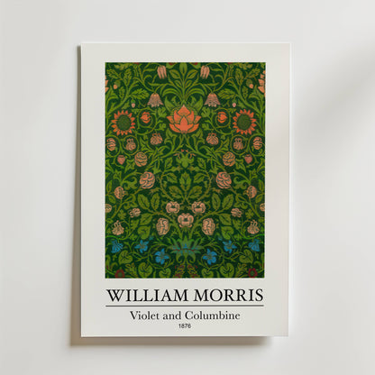 Bozetto William Morris Violet and Columbine Poster visar Morris design från 1876, med intrikata gröna bladverk och stiliserade röda, rosa och blå blommor. Texten nedan lyder: "William Morris - Violett och Columbine - 1876.