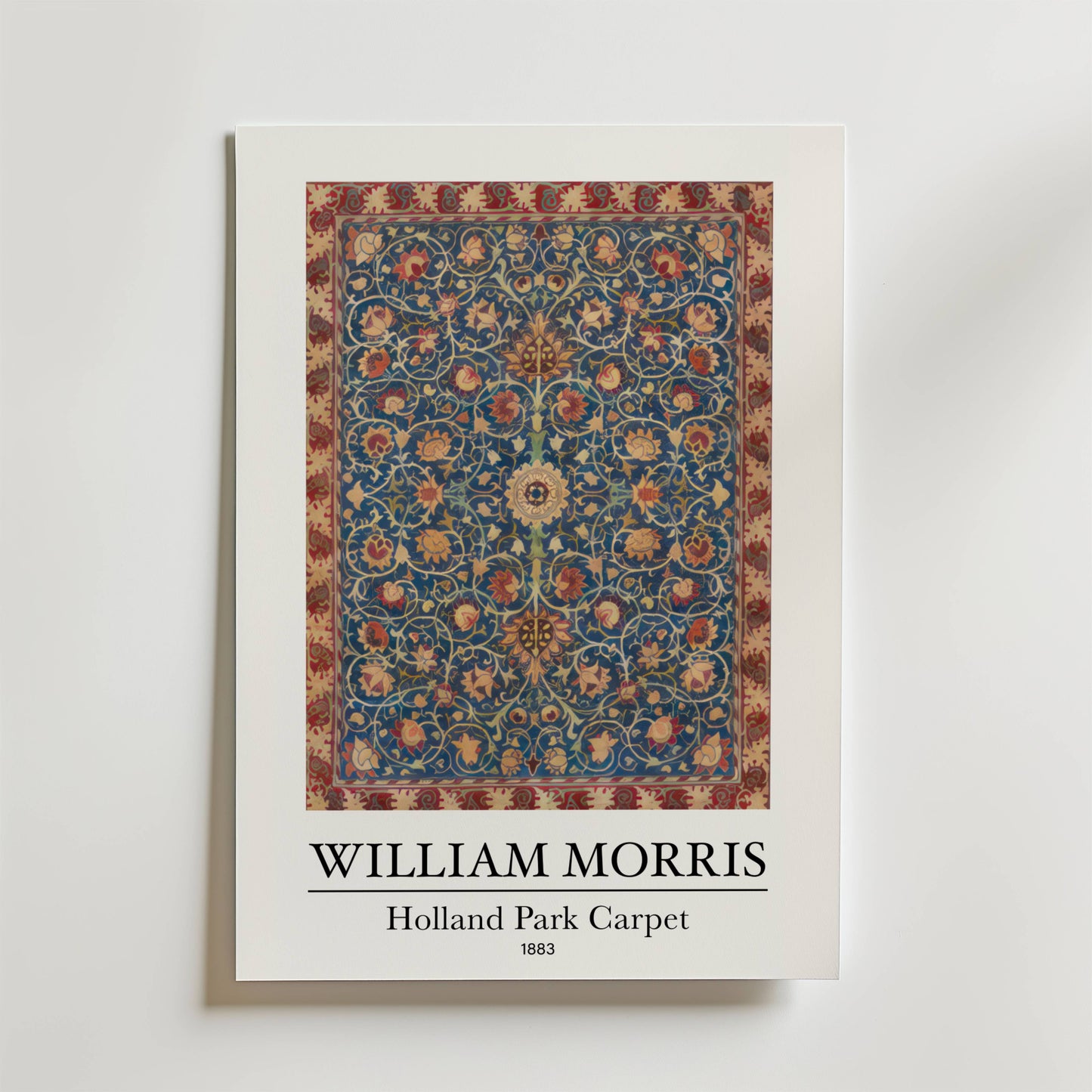 Bozetto William Morris Holland Park Carpet Poster visar en utsmyckad, blåtonad blommig matta designad av William Morris (1883) med texten "WILLIAM MORRIS, Holland Park Carpet, 1883" under bilden på en vit bakgrund.