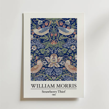 Bozetto William Morris Strawberry Thief 1883 Poster har blå toner, intrikata fåglar och blommor, jordgubbar, levande detaljer och visar titel och konstnärens namn under motivet.