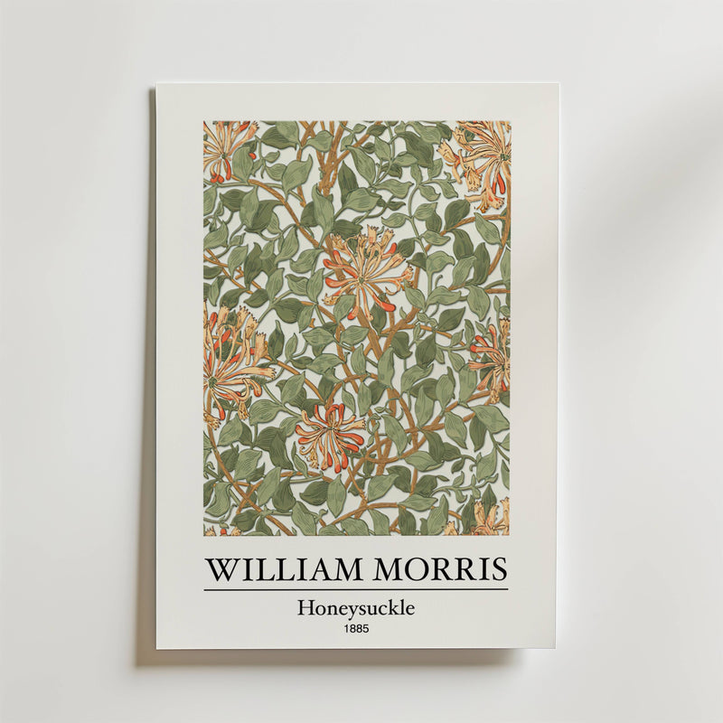 Bozetto William Morris Honeysuckle Poster visar ett mönster från 1885 med gröna blad och orangea kaprifolblommor på en vit bakgrund, med konstnärens namn och titel under mönstret.