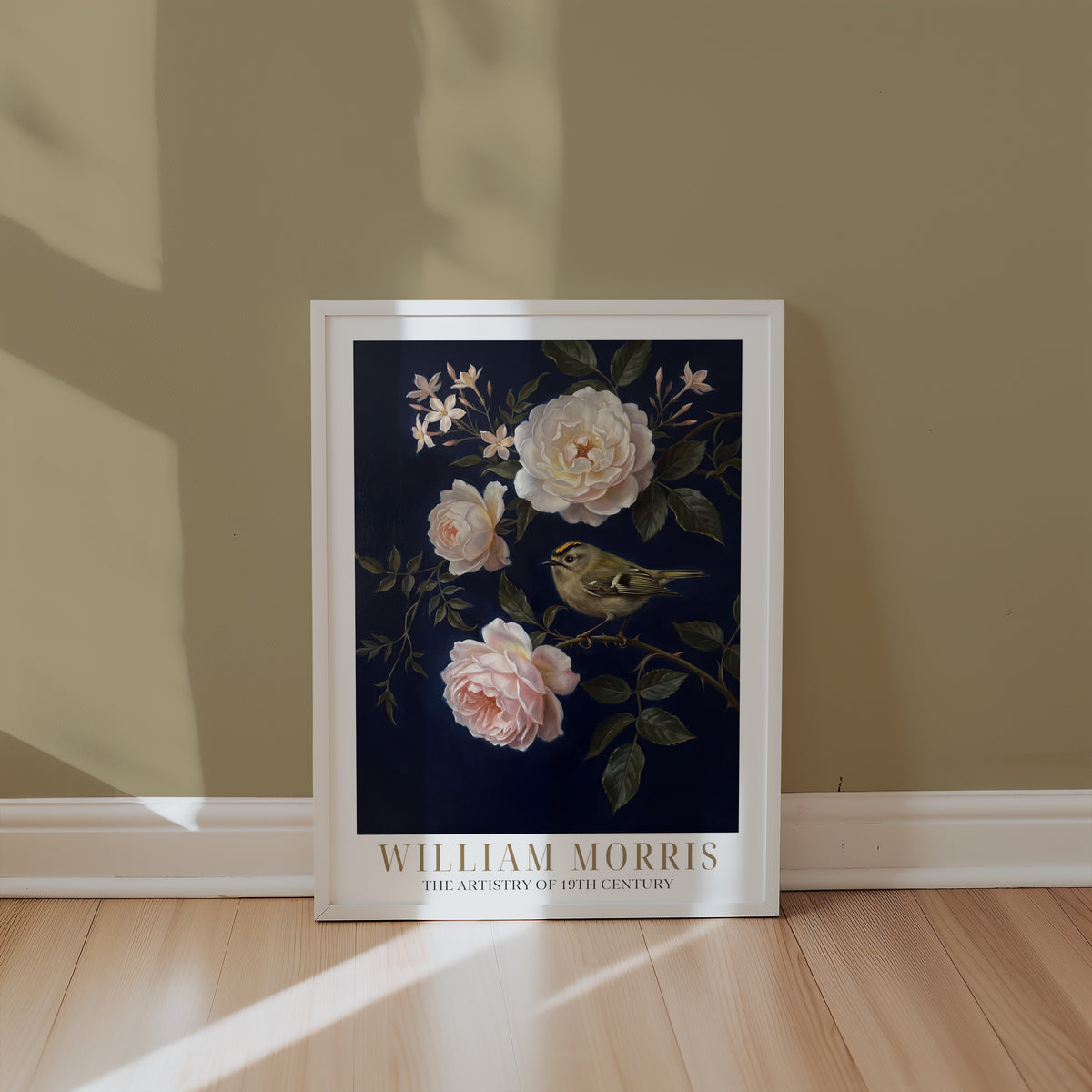 William Morris Goldcrest in Midnight Roses Poster – i rum 2
