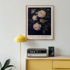William Morris Goldcrest in Midnight Roses Poster – i rum 5