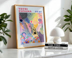Väggmockup med Yayoi Kusama Colorful Dots – köp enkelt hos Bozetto affisch i hög kvalitet