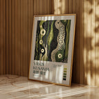 Väggmockup med Yayoi Kusama Emerald Reverie – köp enkelt hos Bozetto affisch i hög kvalitet