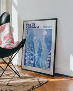 Väggmockup med Yayoi Kusama Floating – köp enkelt hos Bozetto affisch i hög kvalitet