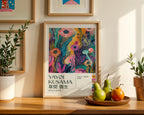 Väggmockup med Yayoi Kusama Floral Current – köp enkelt hos Bozetto affisch i hög kvalitet
