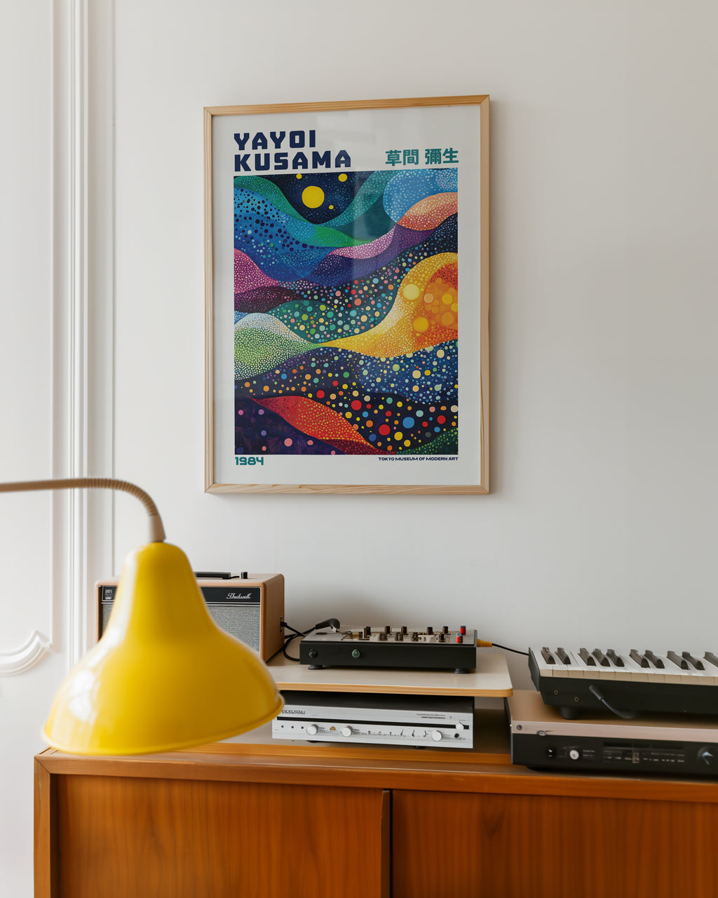 Yayoi Kusama Infinite Waves poster visualiserad på vägg – från Bozetto i hög kvalitet