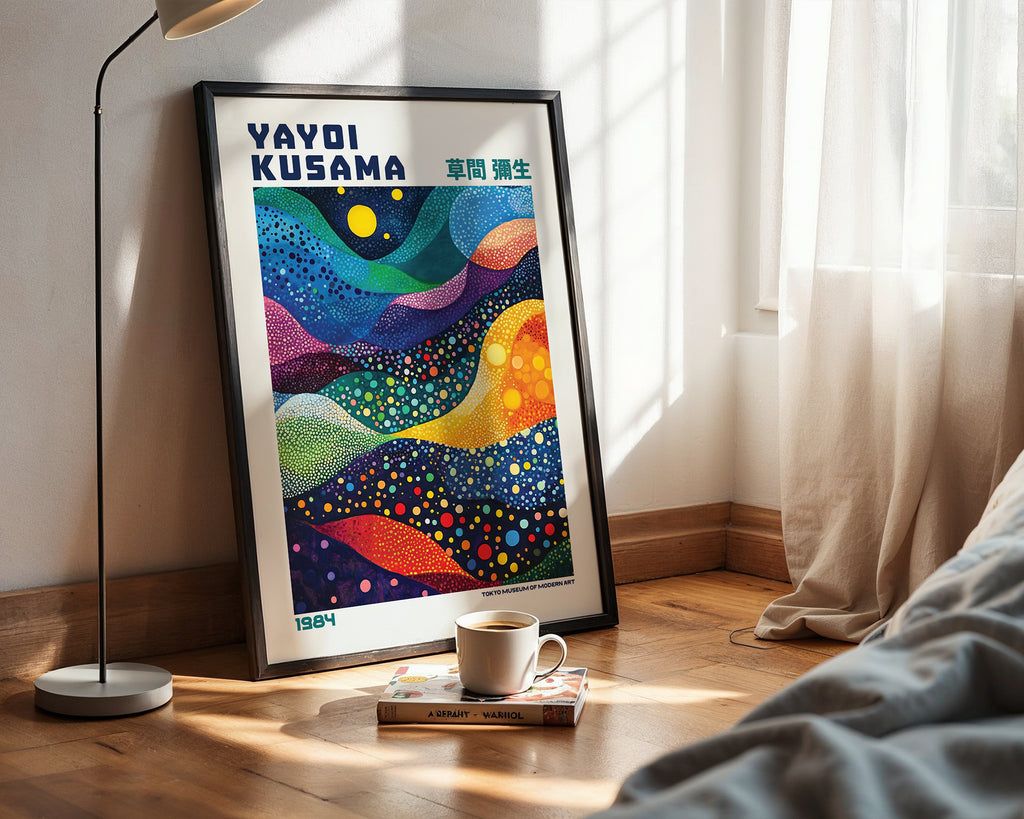 Yayoi Kusama Infinite Waves i väggmockup – konsttryck från Bozetto i hög kvalitet