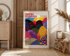 Väggmockup med Yayoi Kusama Layered Polka – köp enkelt hos Bozetto affisch i hög kvalitet
