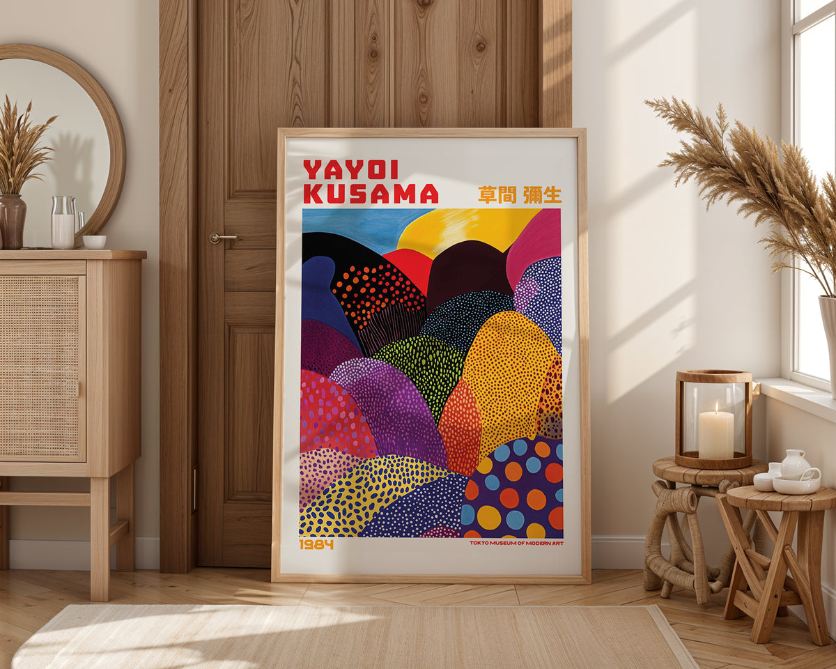 Väggmockup med Yayoi Kusama Layered Polka – köp enkelt hos Bozetto affisch i hög kvalitet